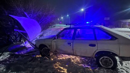 Водитель на «Москвиче» влетел в остановку в Семее