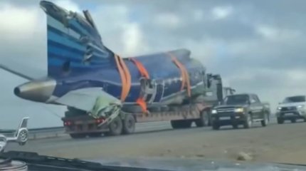 Транспортировка хвостовой части упавшего самолёта под Актау попала на видео