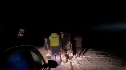 Пять автобусов с пассажирами вывезли с заснеженных трасс в области Абай