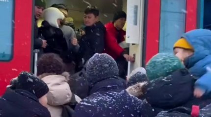 Более 700 пассажиров перевезены поездами с закрытых из-за непогоды трасс