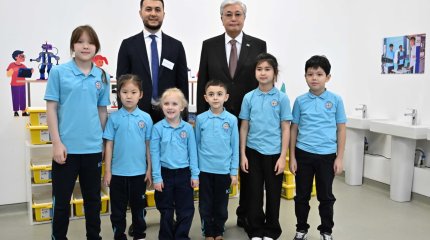 Токаев начал рабочую поездку по столице с посещения международной школы