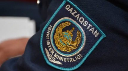 Таразда мас ер адам күзетшімен төбелесіп, полиция қызметкерін жарақаттаған