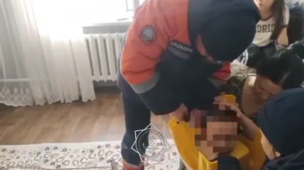 Спасатели помогли снять горшок с головы малыша в Семее