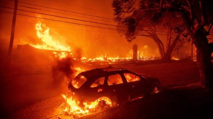 Гигантский пожар уничтожает тысячи вилл у моря в США