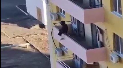 Атырауда 46 жастағы келіншек сегізінші қабаттан секіріп, қайтыс болды