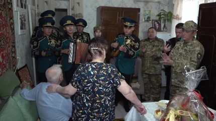 Оралдық әскерилер қарт майдангерді мерекемен құттықтады