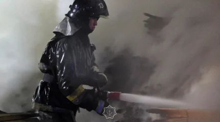 14 человек эвакуировали из горящего дома в Карагандинской области