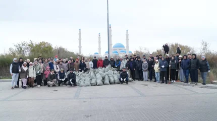 Сотрудники Министерства экологии навели порядок у Центральной мечети Астаны