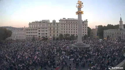 Митингующие ворвались во двор резиденции президента Грузии