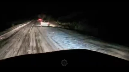 Гололёд в ВКО: спасатели отбуксировали застрявшие машины