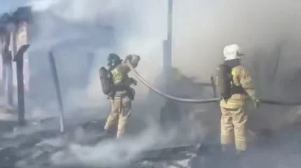 В Актобе пожар перекинулся с дома на грузовик и траву