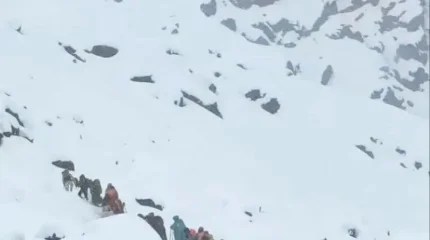 На Эвересте почти 1000 альпинистов оказались в ловушке из-за снежного шторма
