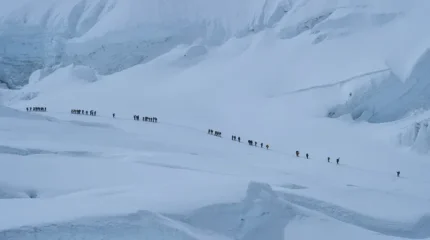 Эверестің шығыс беткейінде боранға байланысты 1 мың турист тұрып қалды