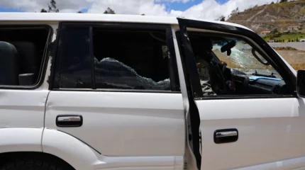 Кортеж президента Эквадора забросали камнями и обстреляли