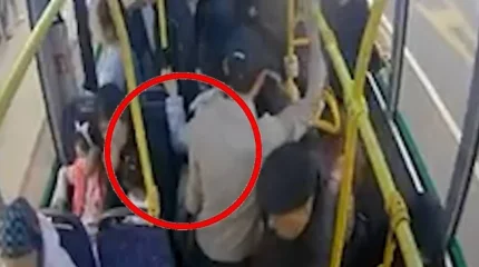 Поймали с поличным: в Астане задержан карманник, укравший телефон в автобусе