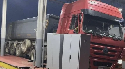 Фура на скорости протаранила пункт пропуска на платной дороге под Астаной