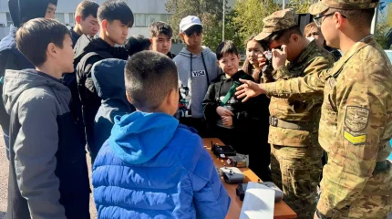 Жүзден аса алматылық оқушы болашақ офицерлерге қонаққа барды