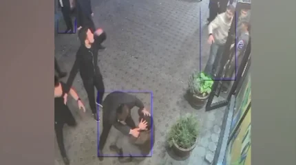 Мұрны сынып, басы жарылған. Алматыда 18 жастағы жігітті бір топ ер адам соққыға жықты