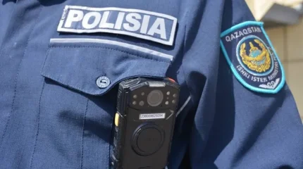 "Қазір анаңды табамыз, есікті ашамыз": Атырауда полицей 4 жасар бүлдіршінді құтқарып қалды