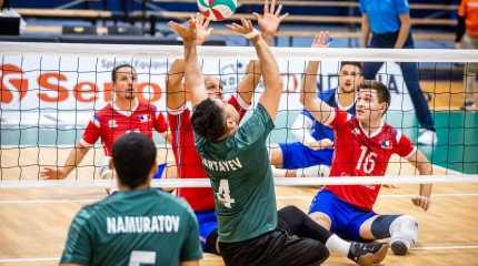 Сборная Казахстана продолжает победное шествие на Кубке мира по волейболу сидя