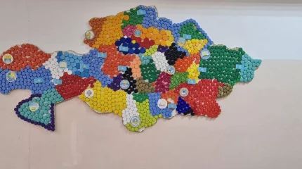 Астаналық оқушылар 400-ге жуық бөтелке қақпағынан Қазақстан картасын жасады