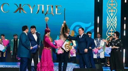 «Золотую домбру» и квартиру вручили победителю айтыса ко Дню Республики