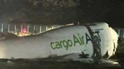 Грузовой самолёт упал в море в Гонконге