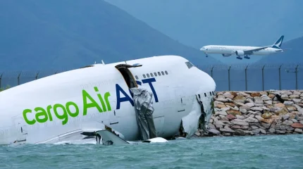 Гонконгте жүк ұшағы ұшу-қону жолағынан шығып кетіп, теңізге құлады