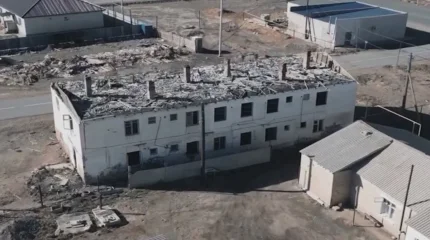 Атырауда апатты үйлер бұзылып жатыр