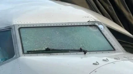 В небе треснуло лобовое стекло: пилот получил ранение на высоте 11 тысяч метров в США