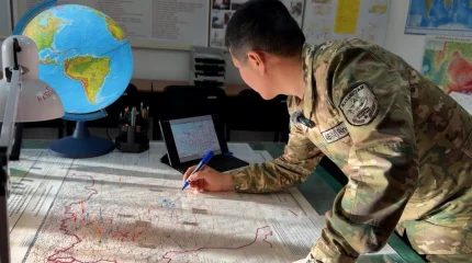 Әскери метеорологтар ауа райын болжаудың заманауи әдістерін зерделеуде