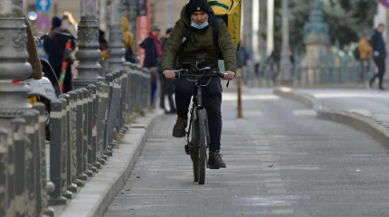 Автобустан түскен қызды велосипед мінген курьер қағып кетті