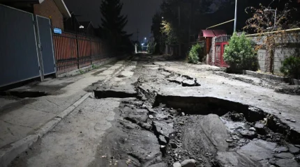 Провал асфальта в Алматы: выполняющую технадзор компанию лишили лицензии