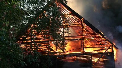 Риддерде жанып жатқан пәтерден ер адам құтқарылды