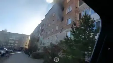 Пожар в Риддере: спасатели вытащили мужчину из объятой огнём квартиры