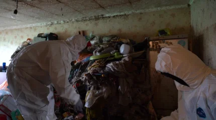 Атырауда қоқысқа толы пәтерде тұрған екі бөбек қауіпсіз жерге көшірілді