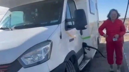 Полицейский из Атырауской области помог туристке из Китая, застрявшей на трассе (ВИДЕО)