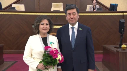 Ерлан Кошанов поздравил депутатов и сотрудников Аппарата Мажилиса с Днем Республики