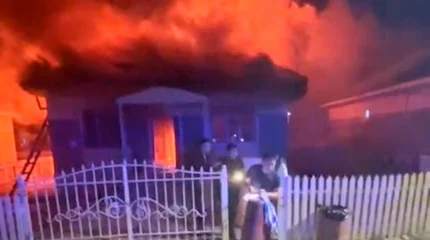 Талдықорғанда полицейлер өртеніп жатқан үйден ер адамды құтқарып қалды