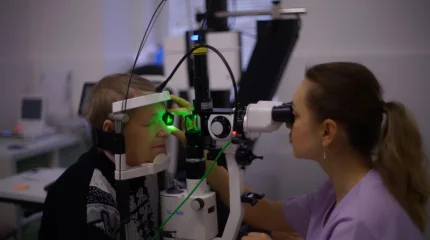 Ғалымдар зағип адамдарға қайта оқу мүмкіндігін сыйлаған көз имплантын жасап шықты