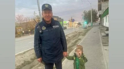 Қызылорда облысында полицейлер адасып кеткен 3 жасар баланы іздеп тапты