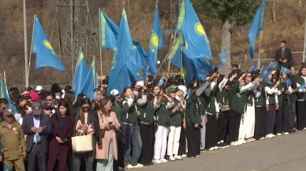 Государственный флаг подняли на 40-метровый флагшток в Алматы