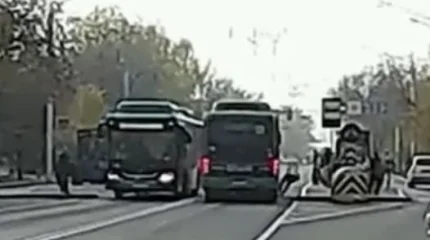 Автобус дважды проехал на красный и сбил женщину на остановке в Алматы