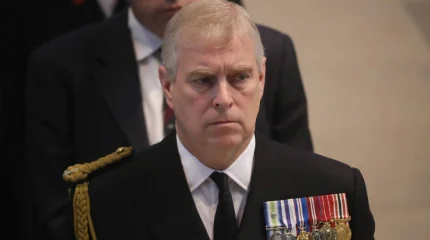 Ұлыбритания королі інісін барлық атағы мен резиденциясынан айырды