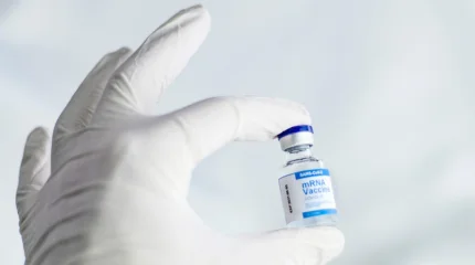 Прививка от COVID-19 помогает в борьбе с раком, — исследование