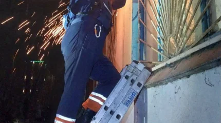 Құтқарушылар жабық пәтерде жалғыз қалған баланы босатуға көмектесті