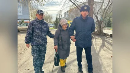 Петропавлда қатардағы полиция қызметкерлері адасып қалған әжейге көмектесті