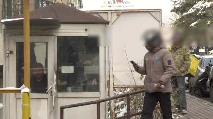 Курьер күзетші әйелді ұрып, қасын жарып жіберген