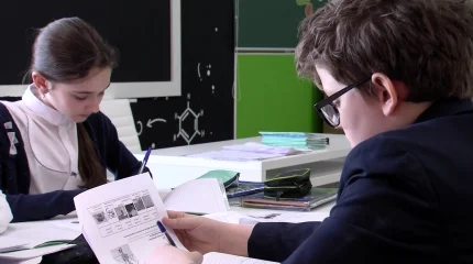 В Казахстане родителей могут оштрафовать, если их дети пользуются телефонами на уроках