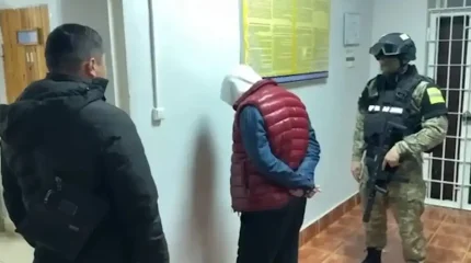 Шымкентте мемлекеттік қызметшіден 10 млн теңге бопсалады деген күдікпен блогер ұсталды